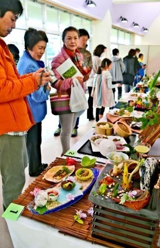 ハーブを使った料理コンテストで出品作品に見入る人たち＝石垣市健康福祉センター