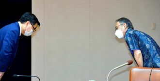 玉城デニー知事（右）にワクチン接種推進を要請した松野博一官房長官（左）＝２４日午後、県庁（下地広也撮影）