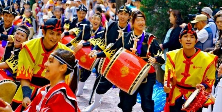 「はいさいＦＥＳＴＡ」で創作エイサーを披露する昇龍祭太鼓のメンバーら＝３日、川崎市のラチッタデッラ