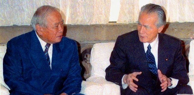 代理署名をめぐって会談した村山元首相（右）と大田元知事＝１９９５年１１月２４日、首相官邸
