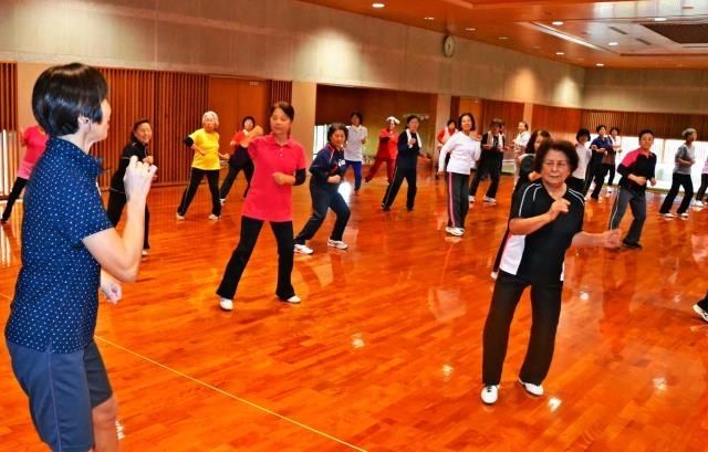 ダンスミュージックに合わせ全身の部位を動かす女性たち＝石垣市平得、市総合体育館武道場