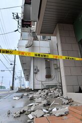 台風９号の強風で剝がれ落ちた建物の外壁＝１日午前１０時ごろ、豊見城市翁長