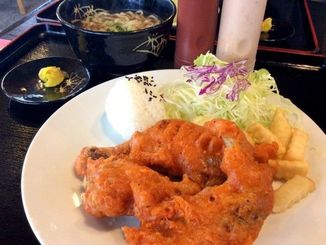フライドチキン定食には、沖縄そば（小）と漬物、シャキッとしたサラダとポテトフライが付いています。