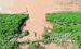 リオ・グランデ川の堤防の決壊した箇所を見る日系人たち＝１２月２７日、ボリビア、オキナワ移住地東側（小型無人機で撮影）