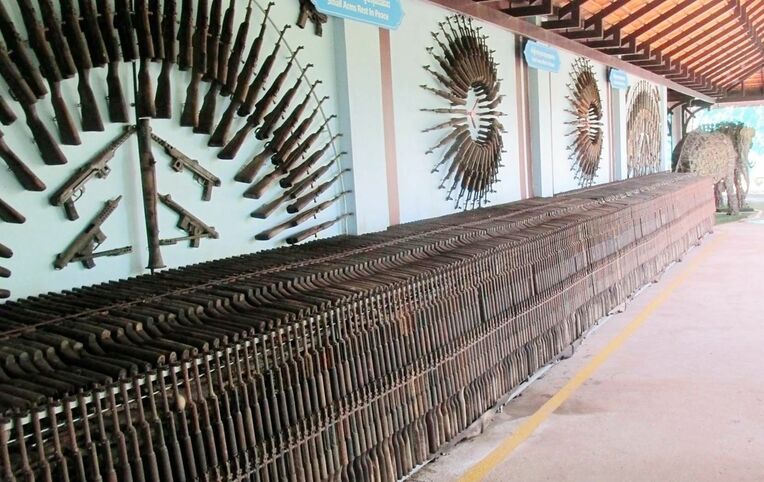 カンボジアの地雷対策平和博物館の展示の様子。銃など武器の展示が中心となっている（園原謙氏提供）