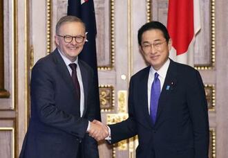 　首脳会談で握手する岸田首相（右）とオーストラリアのアルバニージー首相＝２４日午後、東京・元赤坂の迎賓館