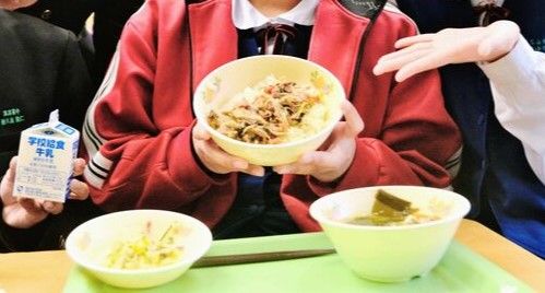 牛丼を味わう３年４組の生徒ら＝２日、宜野湾市立真志喜中学校