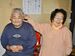 最後の客となった上原豊哲さん（左）と理容師歴６８年で終止符を打った喜屋武米子さん＝１１日、喜屋武理容館内
