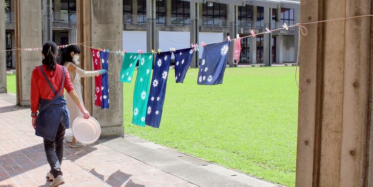 染めた布を乾かす参加者ら＝名護中央公民館（提供）