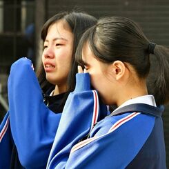 「うわ､めっちゃ泣いてる」首里城火災の悲しみ伝える写真 高校生2人､あの日の涙の訳 - 沖縄タイムス