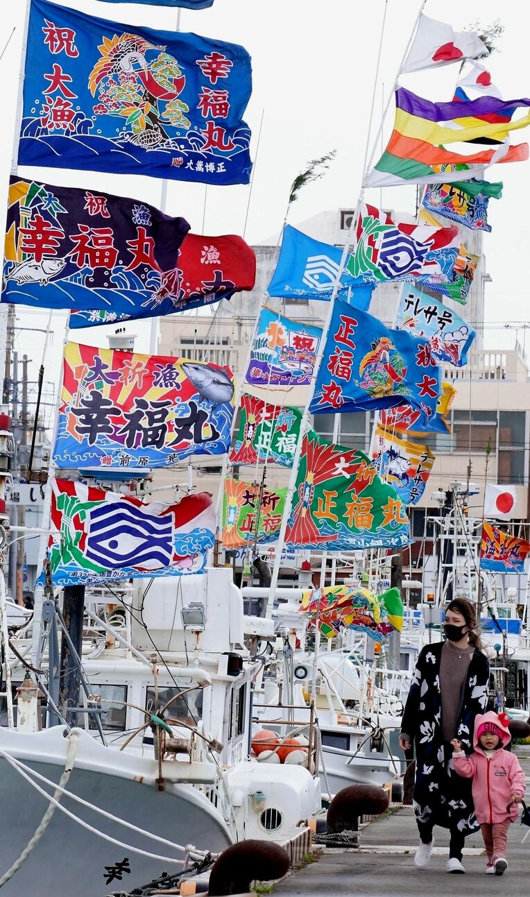 旧正月を祝い漁船に掲げられた鮮やかな大漁旗＝１２日午後、糸満市・糸満漁港（下地広也撮影）
