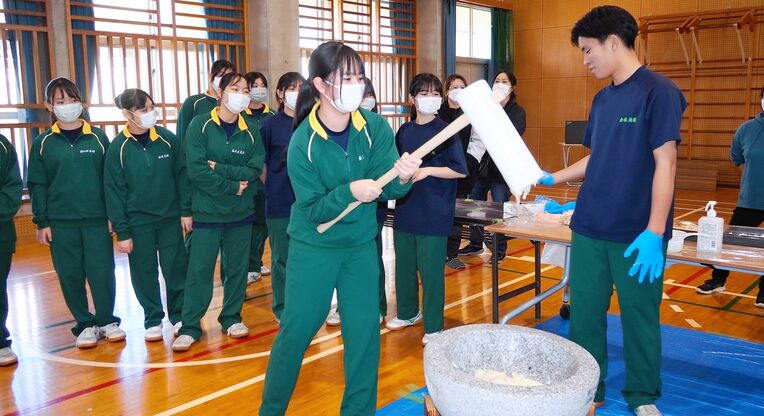 元気よく餅つきをする生徒たち＝１月２９日、うるま市立具志川中学校