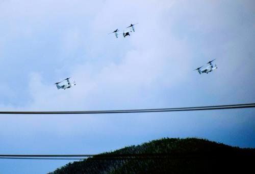 旋回訓練するオスプレイ３機＝２０日午後４時４０分すぎ、宜野座村