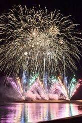 オンラインイベントで打ち上げられた花火＝１１日午後９時すぎ、宜野湾市・トロピカルビーチ（下地広也撮影）
