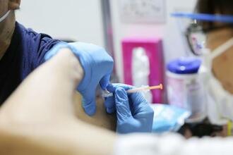 　３回目の新型コロナウイルスワクチン接種の様子＝１月３１日、東京・大手町（代表撮影）