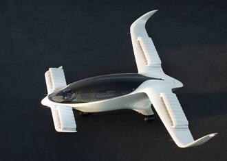 　デンソーとハネウェル・インターナショナルが共同開発した電動モーターが搭載される「リリウム」の電動航空機