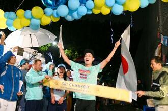 　世界最長の耐久走でゴールする瀬ノ尾敬済さん＝２６日、米ニューヨーク（共同）