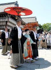 　祇園祭の安全を祈る「お千度の儀」で、八坂神社を参拝する稚児ら＝１日午前、京都市東山区
