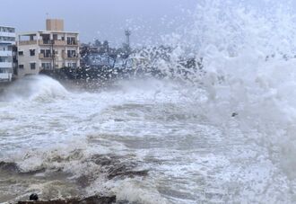 台風９号の影響で、護岸に押し寄せる高波＝３１日午後５時２０分、与那原町板良敷