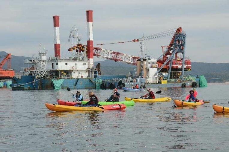 カヌーで作業船に近づき抗議する市民ら＝７日午前１０時２０分ごろ、名護市辺野古