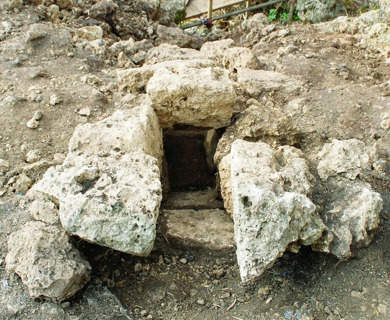 知念城跡で見つかった４００年前に整備されたとみられる排水路遺構（南城市教育委員会提供）