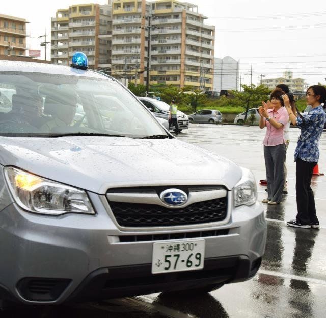 地域巡回に出発する青色回転灯のパトロール車＝１５日午後、那覇市おもろまちの沖縄総合事務局駐車場