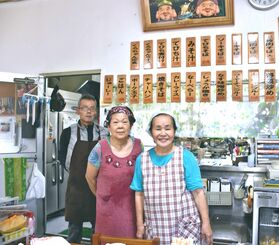 （右から）店主の安田昌代さん、道向かいのケーキ店から手伝いに来ている寺内清子さん、調理担当の豊里努さん＝今帰仁村湧川