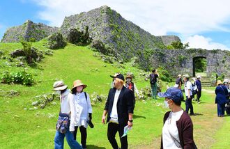 世界遺産の中城城跡を芸人と巡る観光ツアーで城跡内を散策する参加者
