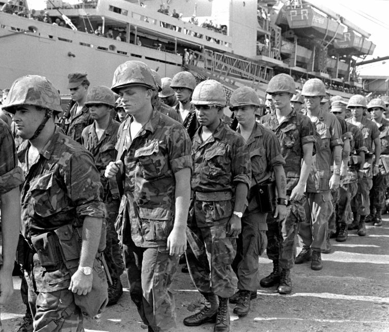 ベトナムから帰還し、ホワイトビーチに到着した米海兵隊員。戦場の狂気から麻薬に手を出す者も少なくなかった＝１９６９年７月１８日、現うるま市勝連平敷屋