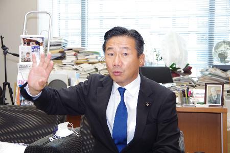 　インタビューに答える立憲民主党の福山哲郎元幹事長