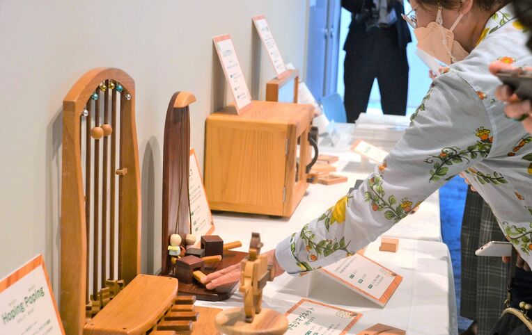 県内の木工作家によるおもちゃなどの作品が並んだ＝１５日、那覇市・琉球新報ホール