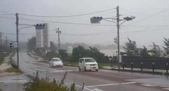 台風９号の影響で滅灯した信号機＝１日午後０時１５分ごろ、金武町屋嘉