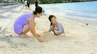 最高気温３０度を超える中、砂浜で遊ぶ親子連れ＝２９日午後、宮古島市平良下里・パイナガマビーチ