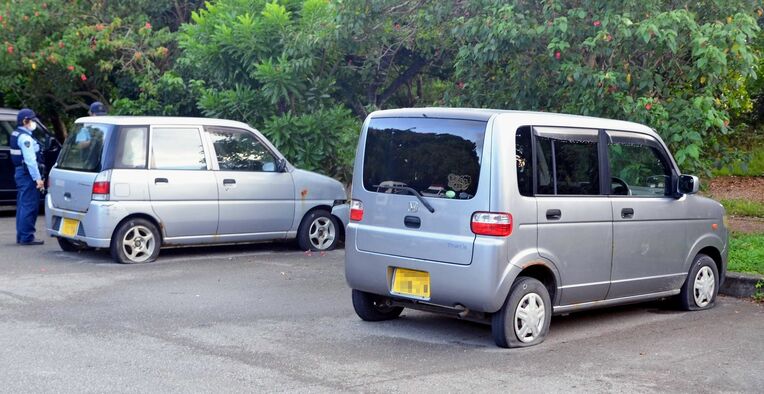 パンクさせられたとみられる車両＝１８日午後６時ごろ、宮古島市・盛加越公園駐車場