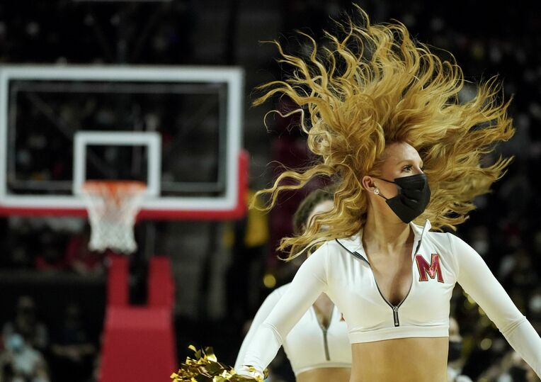 米メリーランド州で、バスケットボールの試合の休憩時間に踊りを披露する女性。髪が逆立ち迫力が伝わってきます。（ＡＰ＝共同）