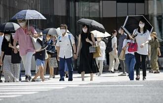 　東京・銀座の交差点を横断する人たち＝２８日午後