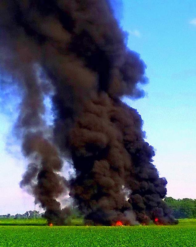 １０日、米ミシシッピ州の海兵隊機墜落現場で立ち上る煙（ジミー・テーラー氏提供・ＡＰ＝共同）