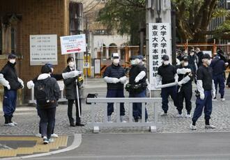 　東大前で男女３人が刃物のようなもので男に襲われ負傷し、集まった捜査員ら。不安を抱え大学入学共通テストに臨む受験生もいた＝１５日午前９時５５分、東京都文京区