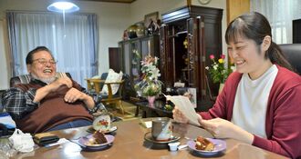 山城賢栄さん（左）と約１５年ぶりに再会し、自身が書いた手紙を読み直す仲本萌さん＝１２日、宜野湾市大謝名の山城さん宅