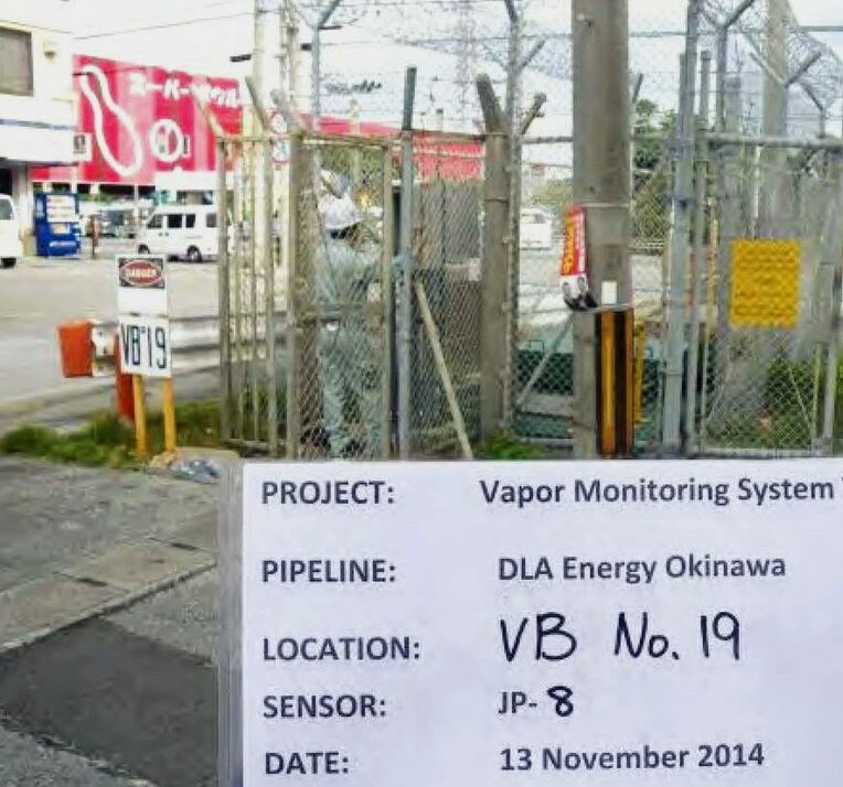 米軍燃料パイプラインが通る沖縄市池原にあるガス感知器警報装置の検査。この点検で「重大な問題」が明らかになった＝２０１４年１１月（ＤＬＡ報告書から）