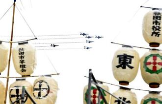 　「東北絆まつり」に合わせ、展示飛行を披露する航空自衛隊の「ブルーインパルス」＝２８日午後、秋田市