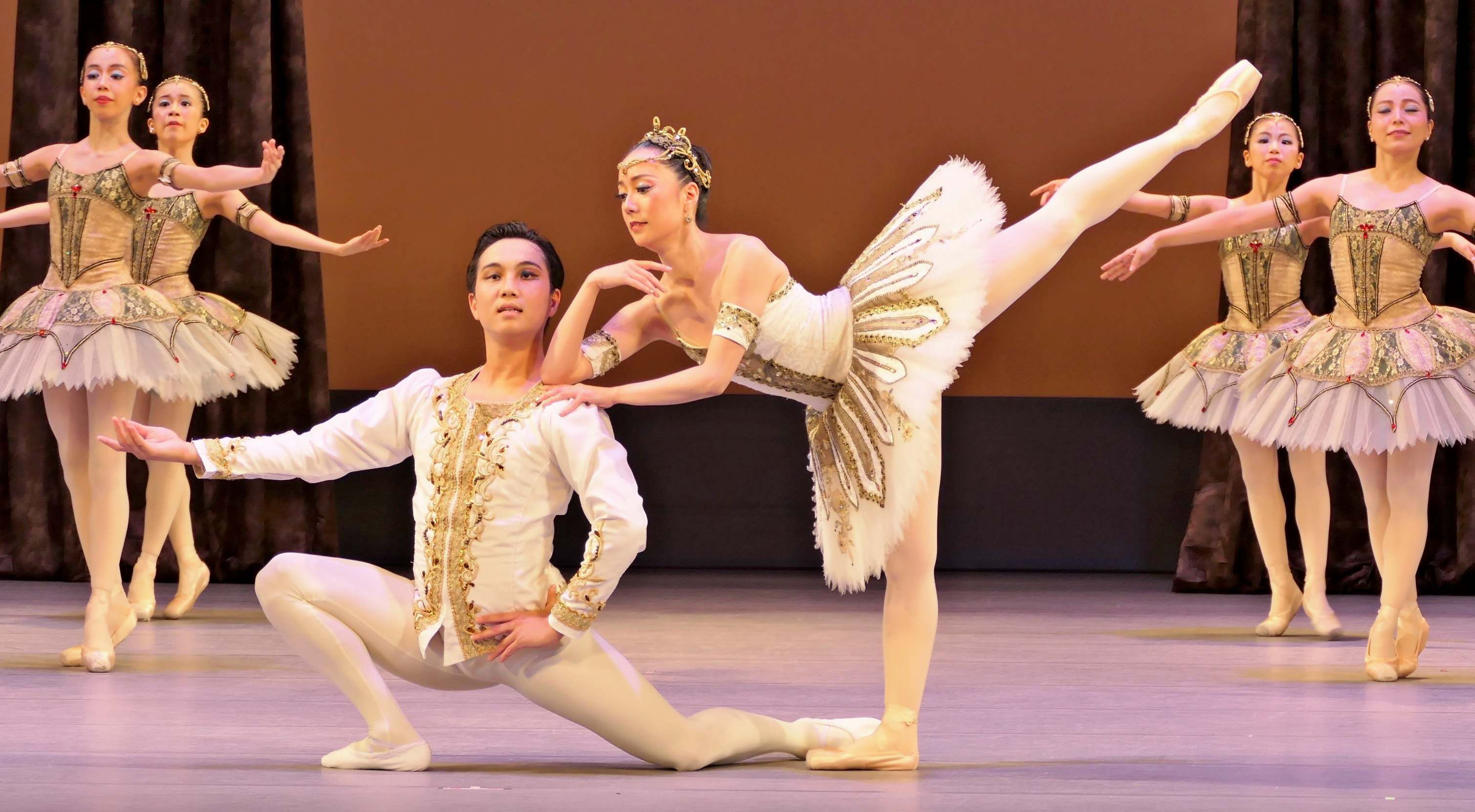 壮大な舞台で魅了 那覇シティバレエ２５周年 異国情緒あふれる舞 多彩