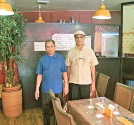 （上）お客さんとのコミュニケーションを大切にしているオーナーのカマツ・ワーマンさん（右）とシェフのシン・サプールさん＝７月２７日、沖縄市胡屋