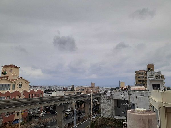 13日午後4時40分ごろの那覇市内の上空