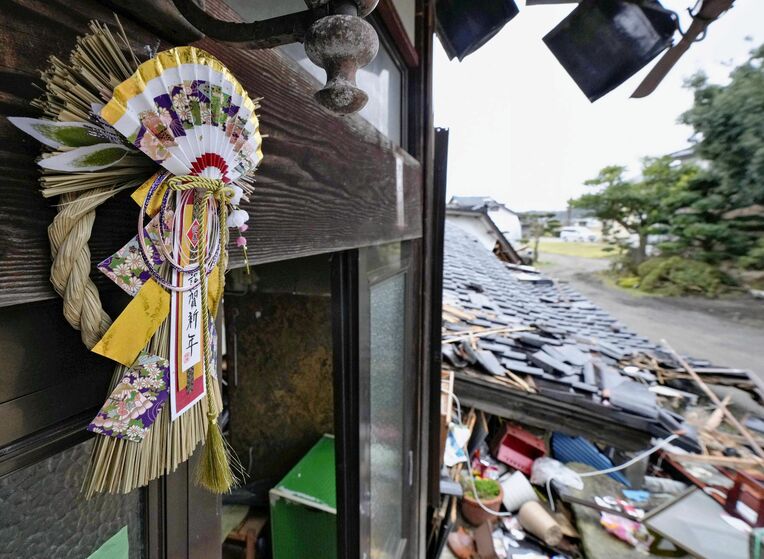 能登半島地震で犠牲になった女性の自宅に掲げられたままのしめ飾り＝１日午前、石川県七尾市