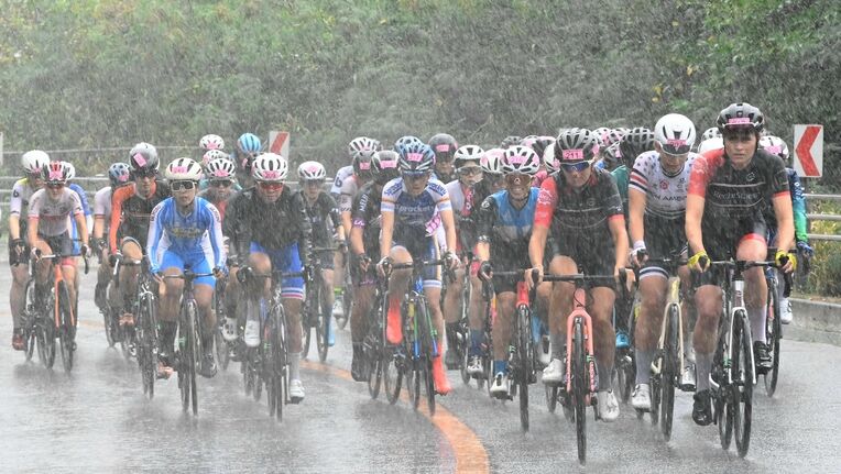 <div class="caption">大雨の中、力走する女子国際レースの選手たち＝国頭村奥</div>