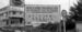 ライカム交差点近くに立てられていた「ようこそコザ市へ」と書かれた看板＝１９７１～７４年ごろ、コザ市山里（沖縄市総務課市史編集担当所蔵）