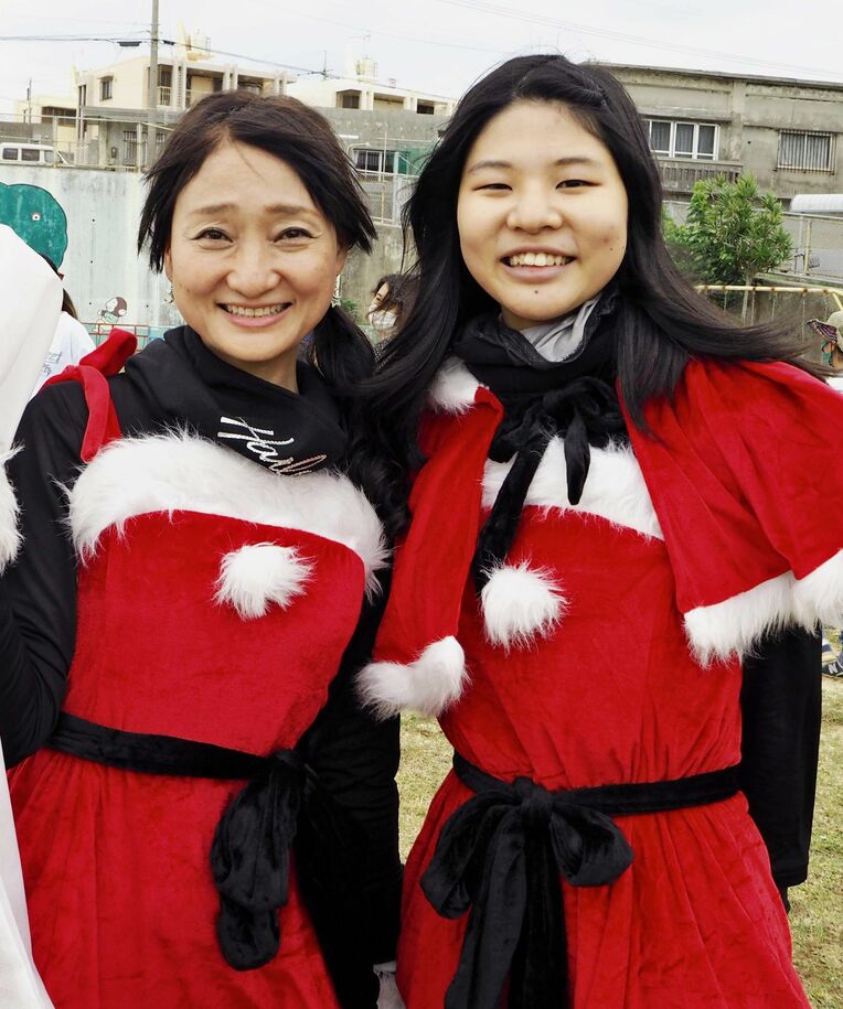 娘と共に笑顔を見せる加藤光子さん（左）＝うるま市立具志川幼稚園