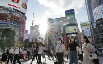 　マスクを着用して東京・渋谷のスクランブル交差点を歩く人たち＝７日午後