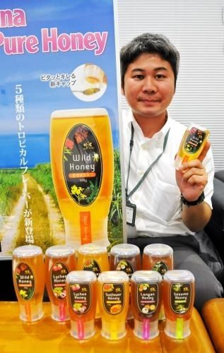 味や香りが異なる５種のハチミツの新製品をＰＲするおきなわ養蜂の冝保増貴氏＝６日、沖縄タイムス社